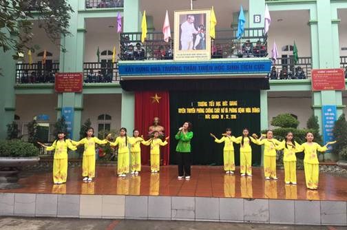 Tiểu học Đức Giang tổ chức sinh hoạt dưới cờ